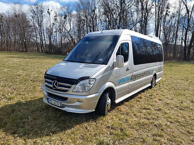 mercedes doprava mnisi